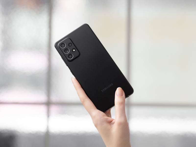 018_galaxya52_handson_black.jpg