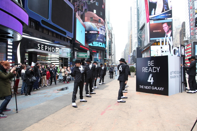 [UNPACKED 2013] READY 4 THE SHOW - Flash mob