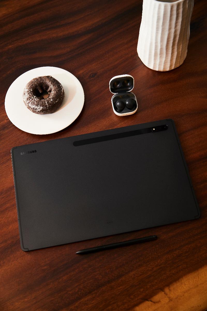 002_lifestyle_galaxytabs8ultra_graphite.jpg