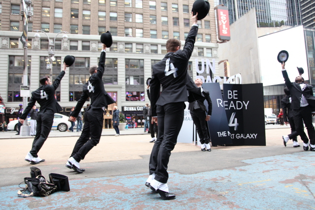 [UNPACKED 2013] READY 4 THE SHOW - Flash mob