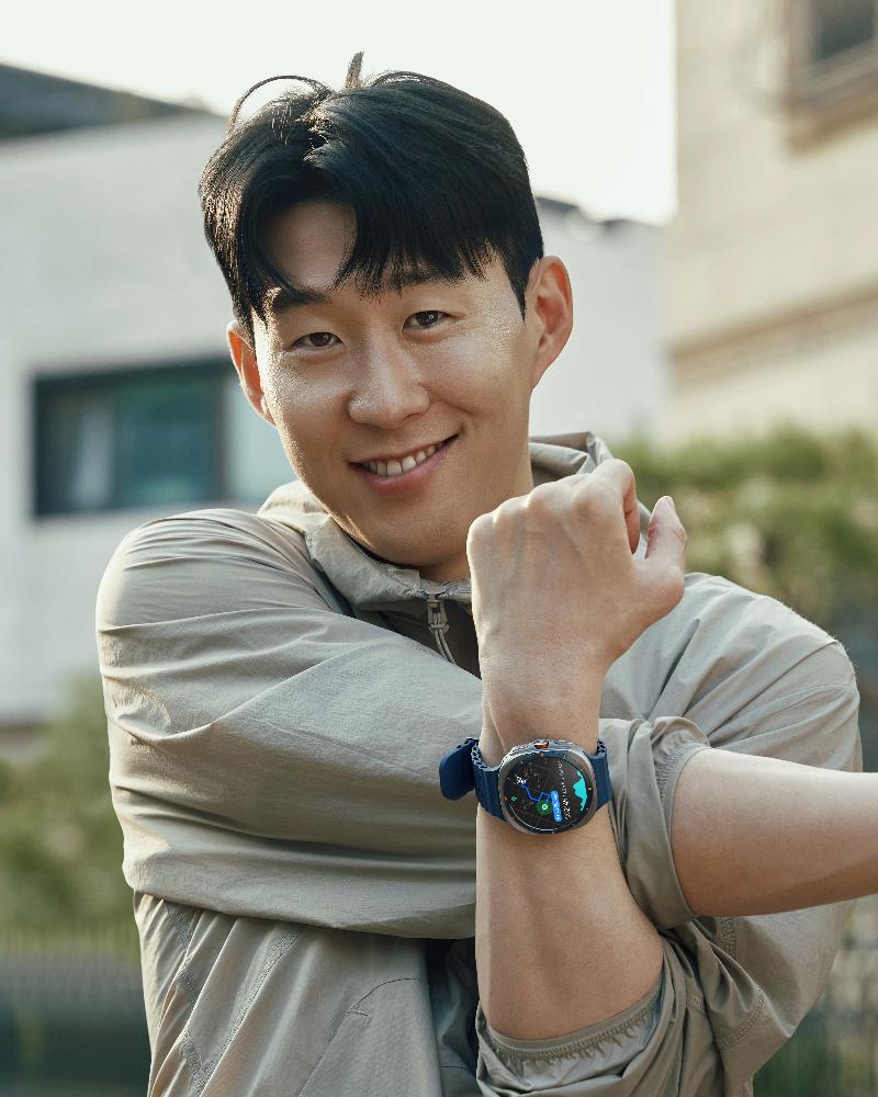 040-lifestyle-galaxy-watch-ultra-titanium-blue-sonny-2p.jpg