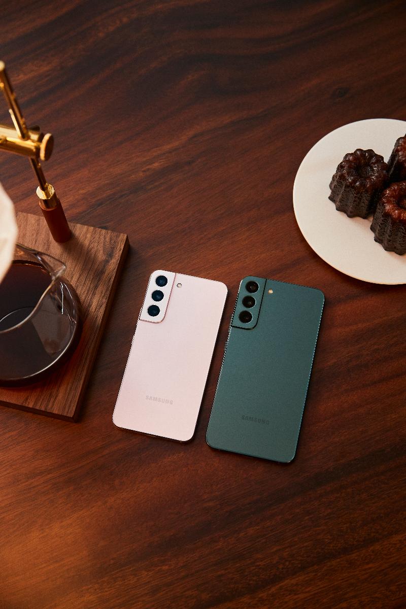 008_lifestyle_galaxys22plus_green_galaxys22_pink-gold.jpg