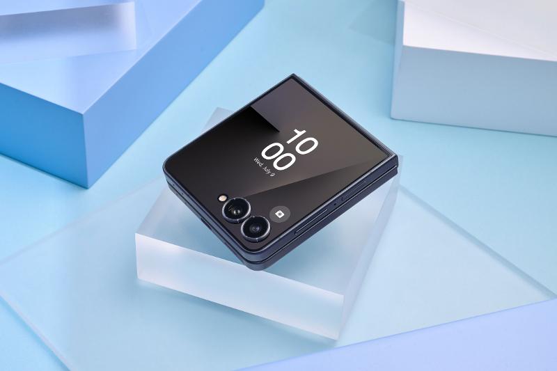 007-product-galaxy-zflip7-jetblack.jpg