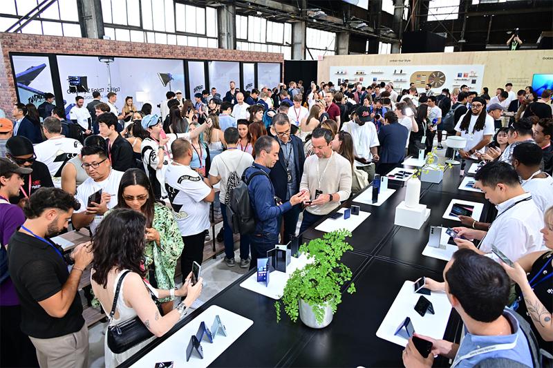 018-Galaxy-Unpacked-2025-The-Next-Chapter-in-Personalized-Multimodal-Galaxy-Innovation-Newbody.jpg