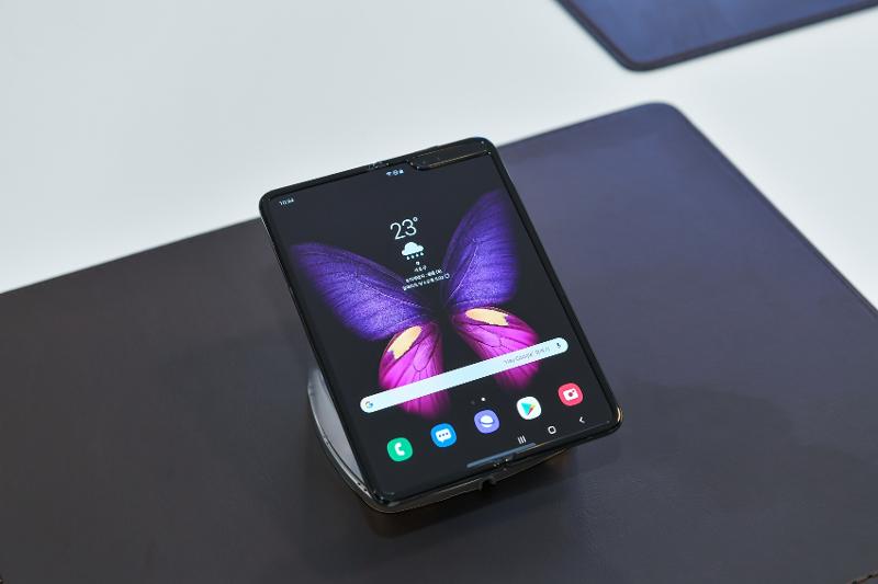 017_samsung_galaxy_fold_event-2.jpg