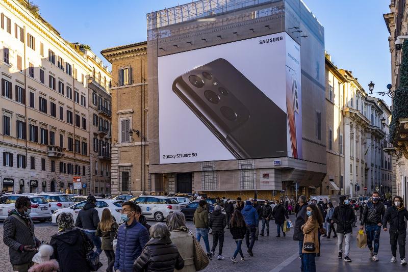 010_galaxys21_unpacked_italy_piazza_di_spagna_outdoorads_2-1.jpg