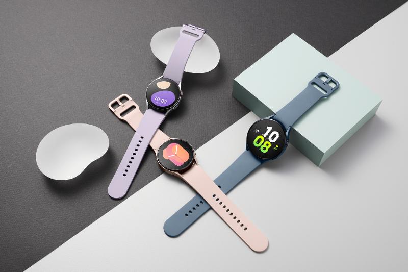 020_family_galaxy_watch5_graphite_pinkgold_silver.jpg