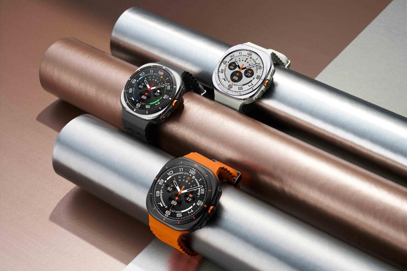 019-family-galaxy-watch-ultra-titaniumgray-titaniumwhite-titaniumsilver.jpg
