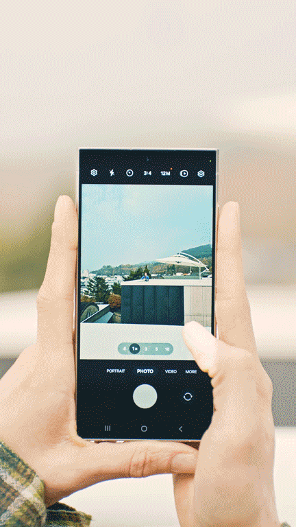 013-lifestyle-galaxy-s24ultra-titaniumgray-ai-zoom.gif