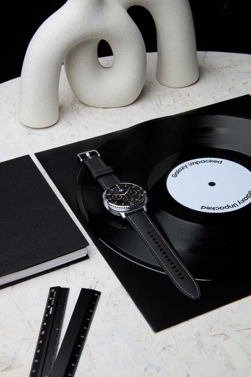 002-product-design-galaxywatch8-classic-watch8-classic-black-1p.jpg